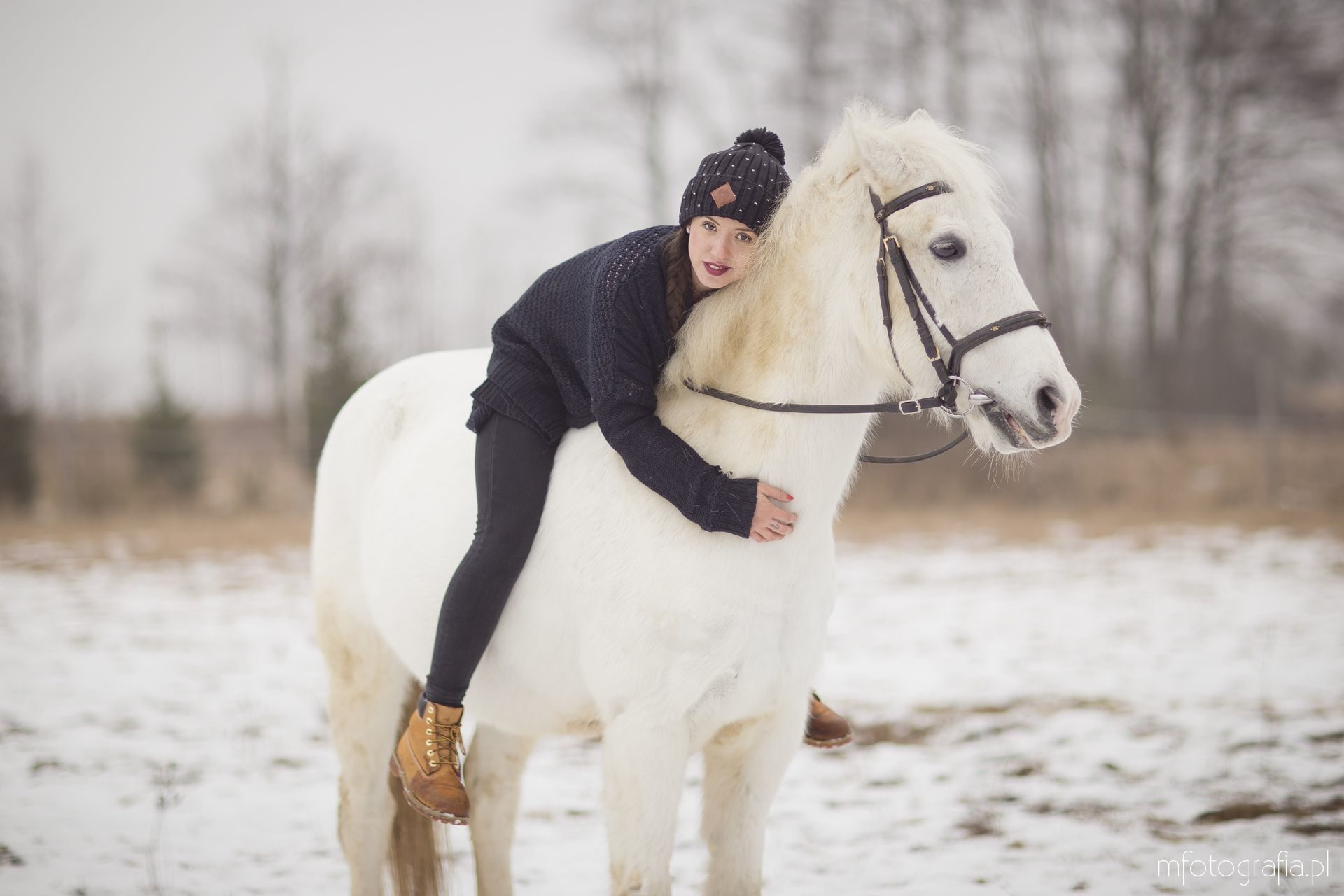 zimowa sesja zakochanych z końmi w siodle