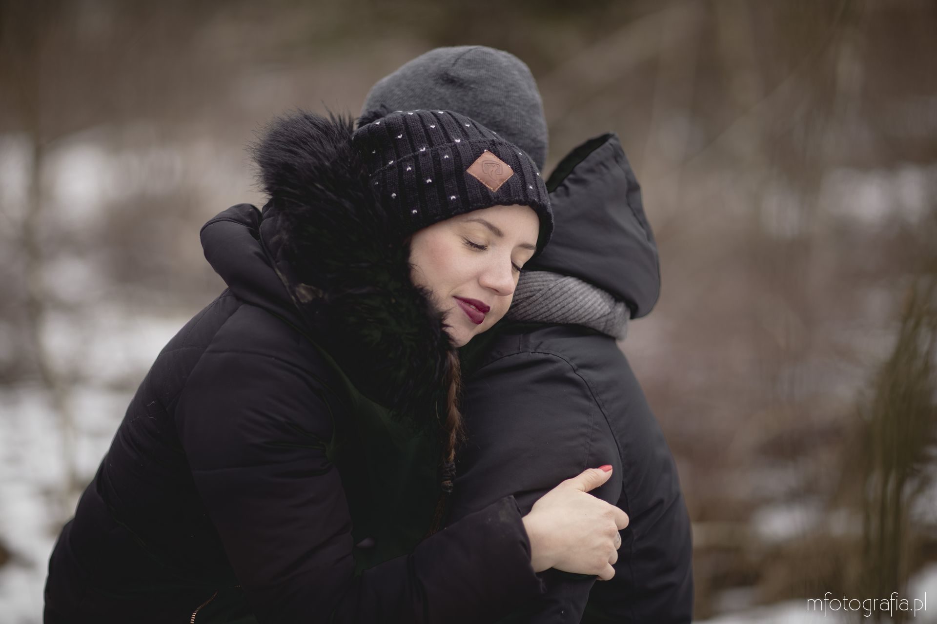 zdjęciowe sesje narzeczeńskie i dla par zimą