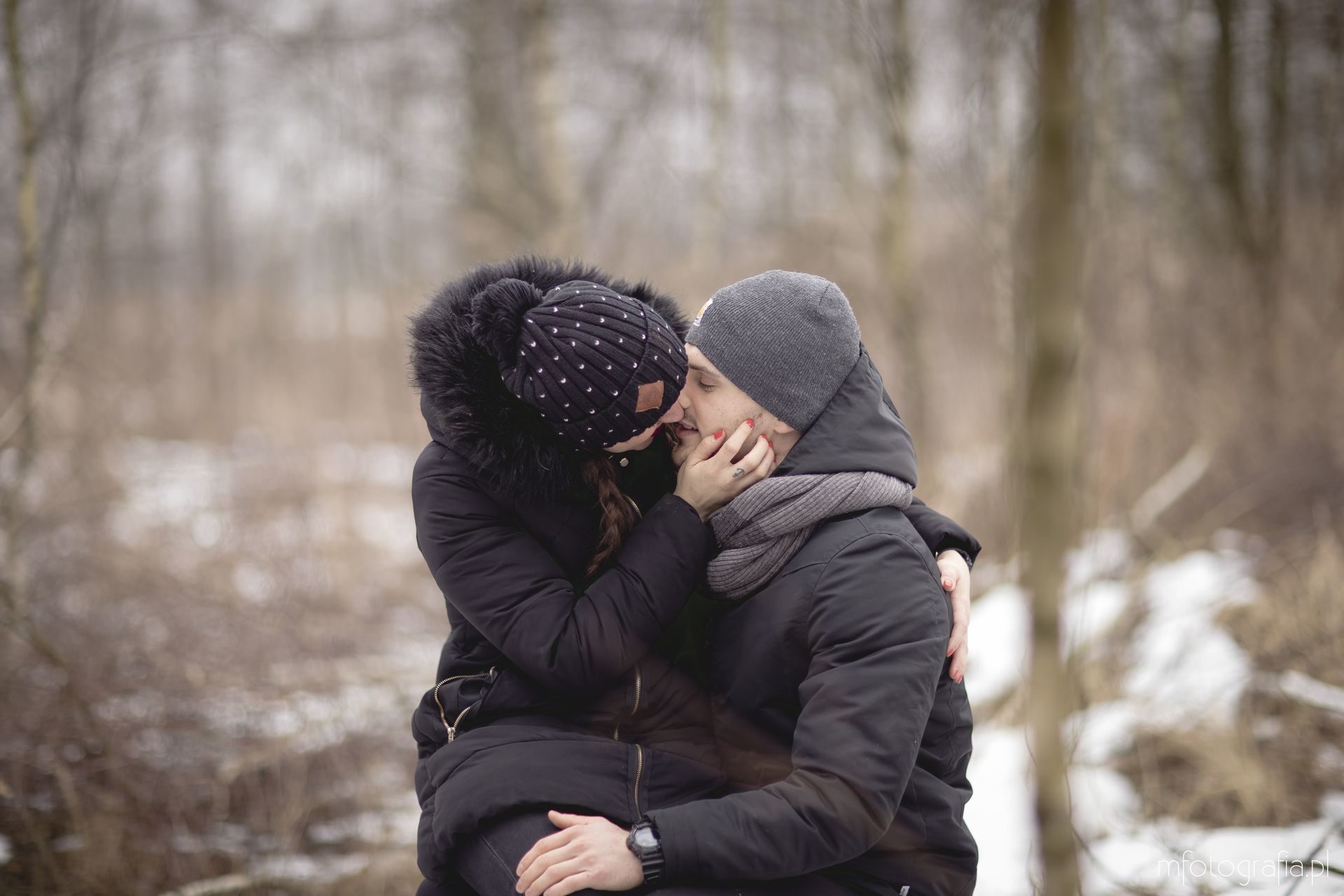 zdjęcie całujących się par